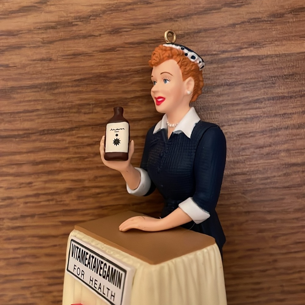 Hallmark Ornament 2001 I Love Lucy Does A TV Commercial Vitameatavegamin - Picture 3 of 11